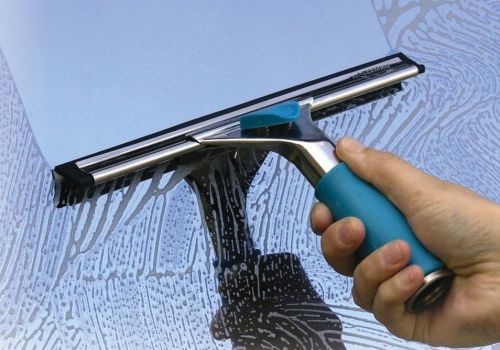 Lau sạch cửa kính - chia sẻ kinh nghiệm không phải ai cũng biết